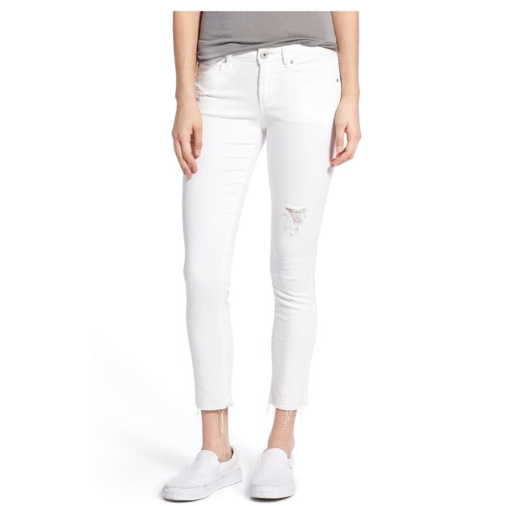 new Carly' Frayed Hem Crop Skinny Jeans P3944
